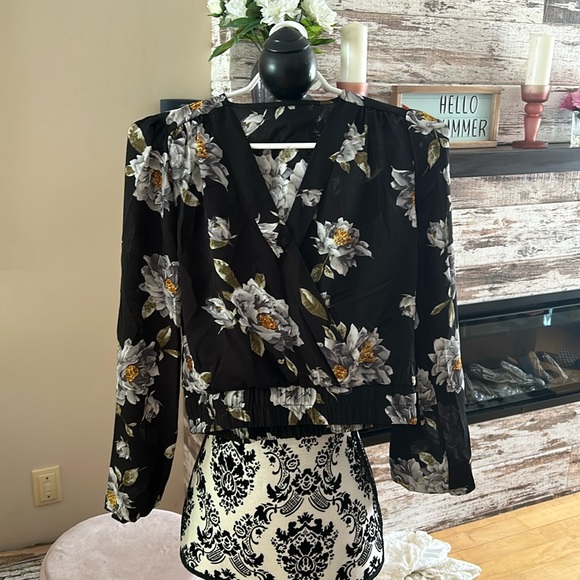 Black floral top - Picture 1 of 2